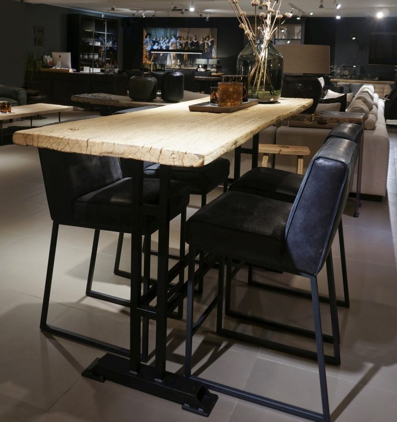 Bartafel met verweerd houten blad
