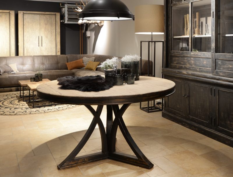 Ronde tafel Old Pine met zwarte beits