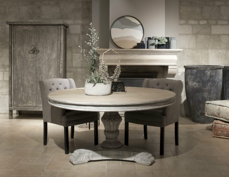 Ronde tafel met decoratieve poot