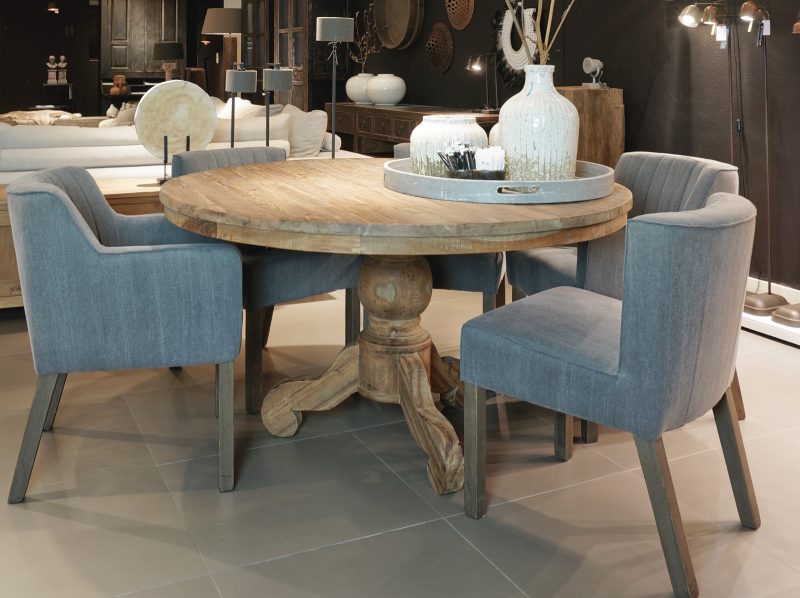 Ronde tafel van teakhout met kloosterpoot