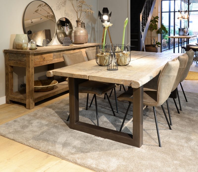 Tafel van antieke verweerd houten poort