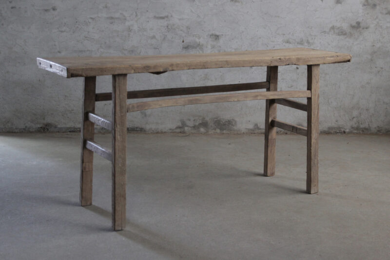 Oude verweerde wandtafel