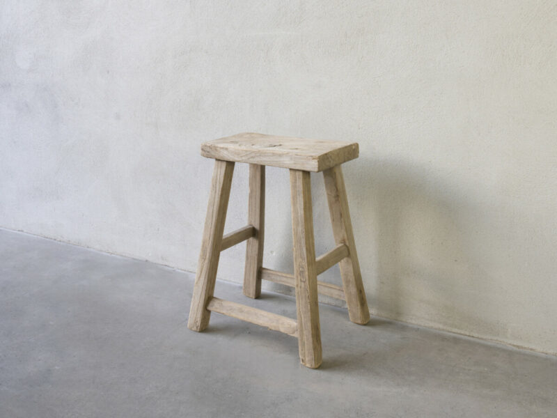 Oude verweerd houten krukjes