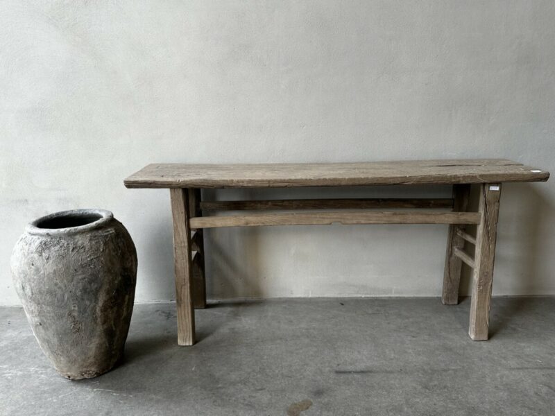Oude verweerde wandtafel