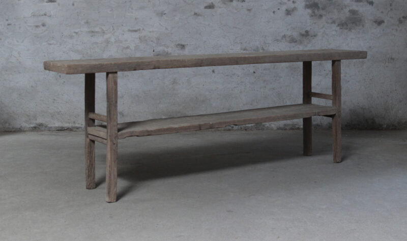 Verweerde wandtafel met onderplank