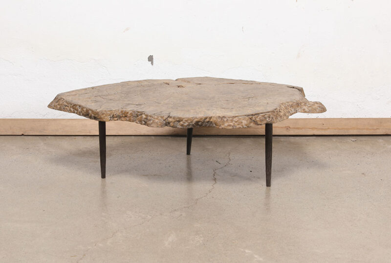 Mesa de centro con forma de tronco de árbol