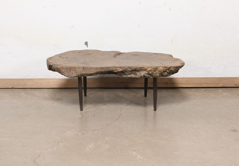 Mesa de centro con forma de tronco de árbol