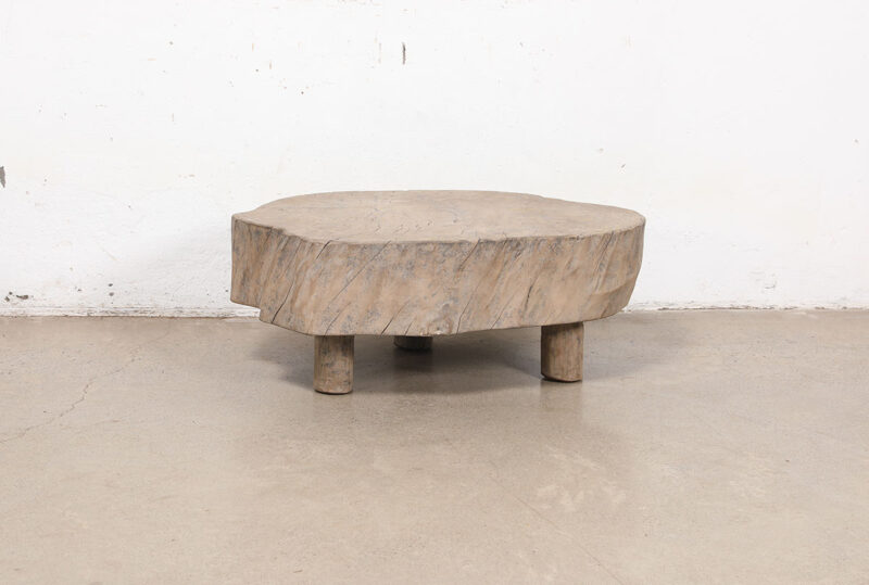 Mesa de centro con forma de tronco de árbol