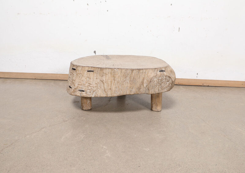Mesa de centro con forma de tronco de árbol