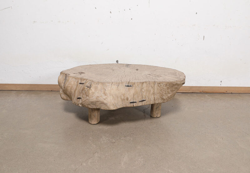 Mesa de centro con forma de tronco de árbol
