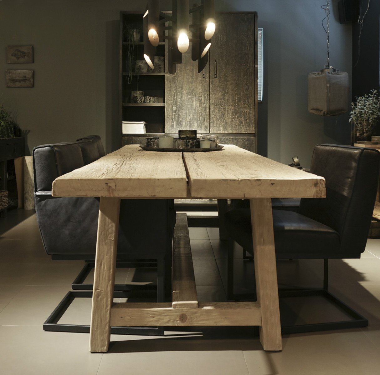 Hoelahoep attribuut wang Robuuste tafel olm hout met trapezium poten - Tafels - Collectie -  Looiershuis