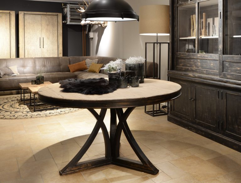Round table Old Pine Ø130 with 3-sled base and black stain