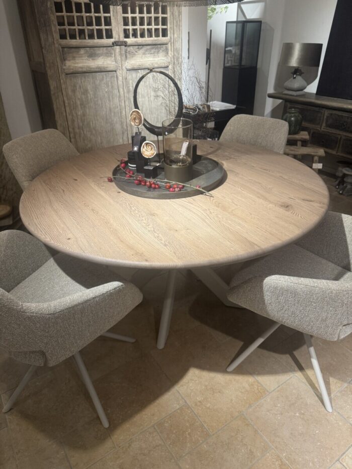 Dining table Round 3cm with convex edge