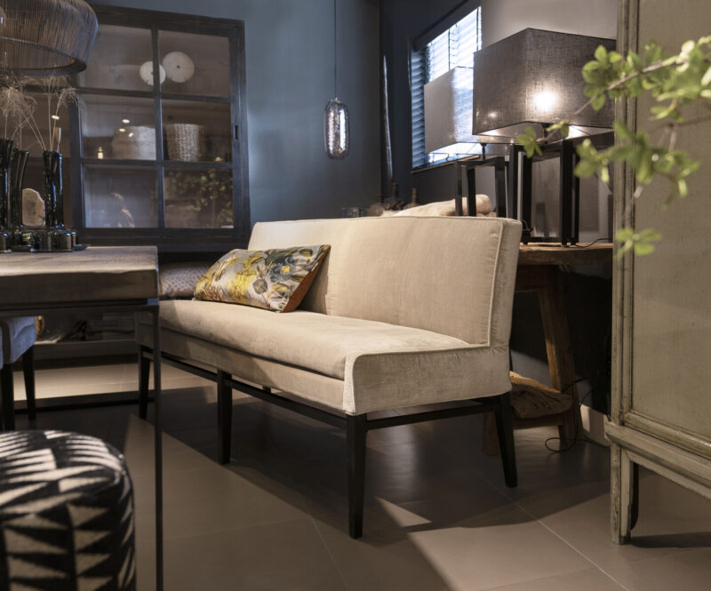 Moderne woonkamer met elegante meubels.
