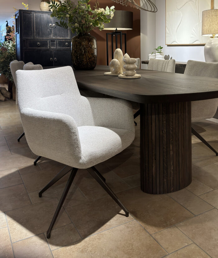 Velia dining chair with arm