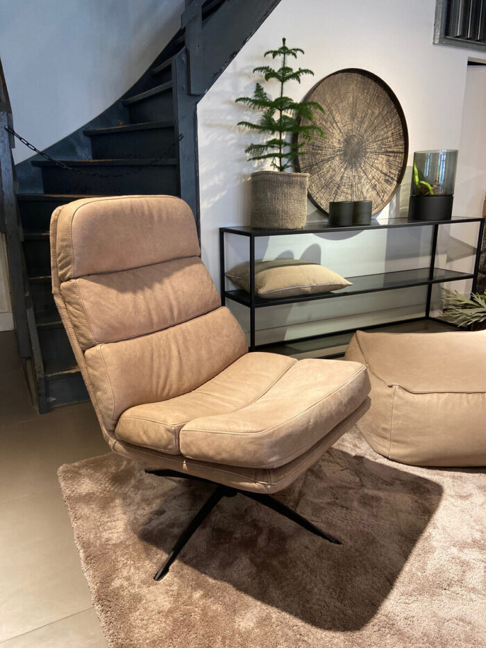 Sven swivel chair in leather