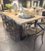 Houten eettafel met stoelen.