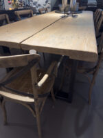 Houten tafel met stoelen eromheen