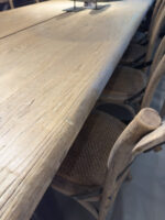 Houten tafel met stoelen eromheen
