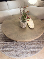 Ronde tafel met bloemen en decoratie