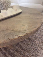 Houten tafel met kaarsen en decoratie