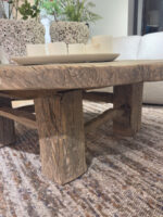 Houten tafel met decoratieve planten.
