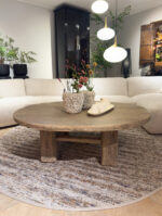 Moderne woonkamer met ronde tafel