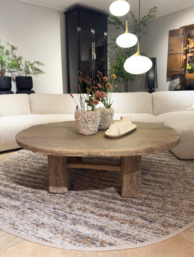 Moderne woonkamer met ronde tafel