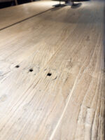 Houten tafel met zichtbare nerf