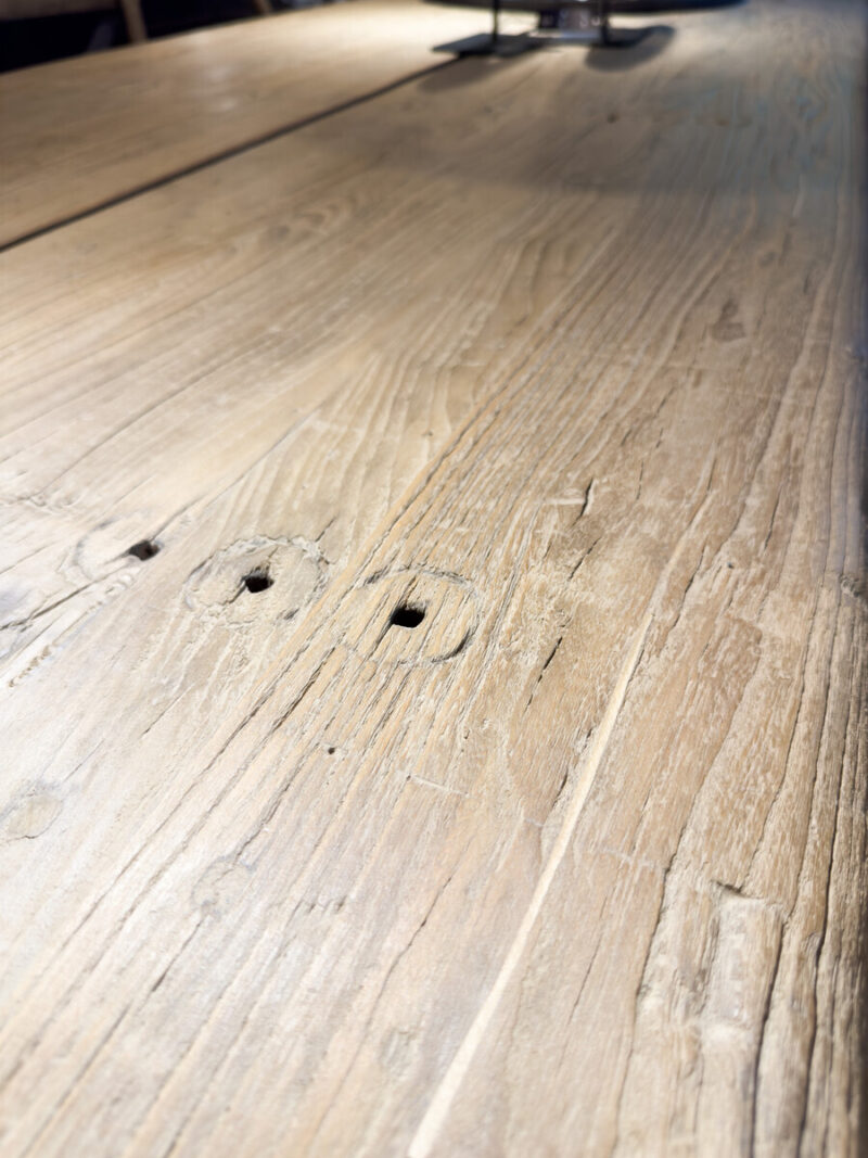 Houten tafel met zichtbare nerf