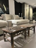 Twee houten krukjes en bank
