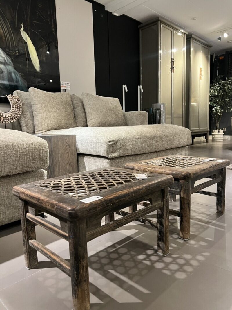 Twee houten krukjes en bank