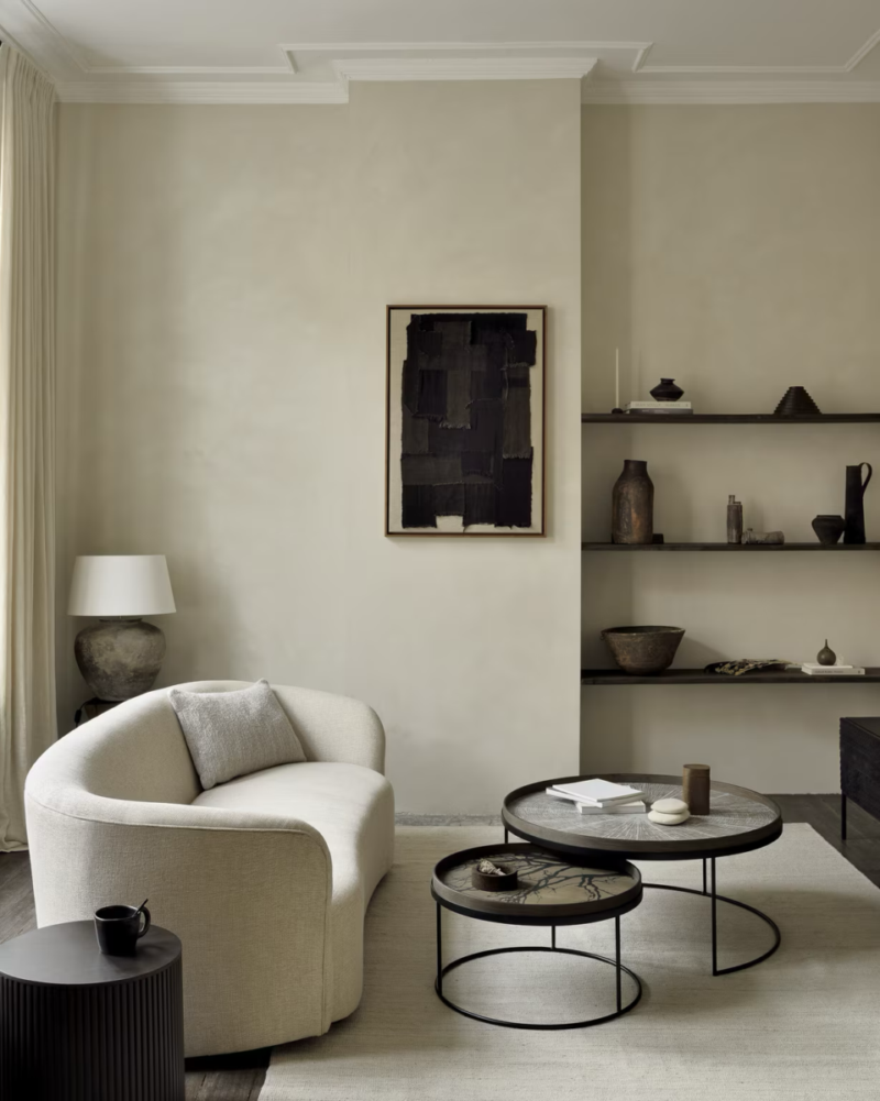 Moderne woonkamer met minimalistische inrichting