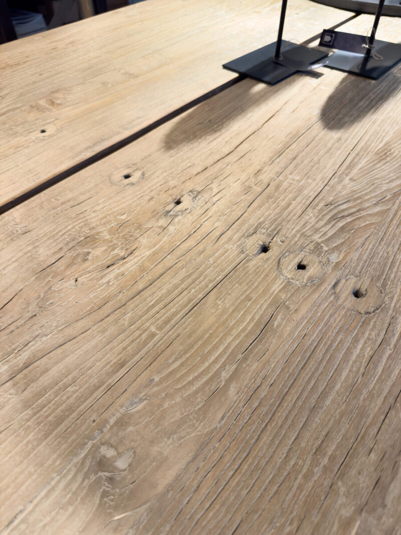 Houten tafel met zichtbare nerven