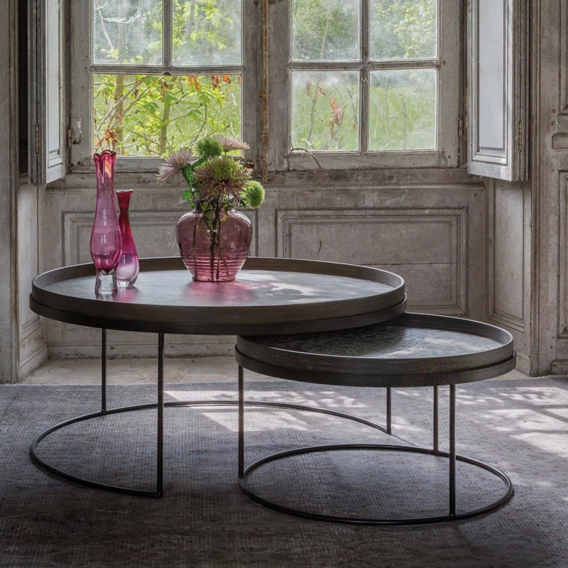 Tafels met bloemen in een kamer