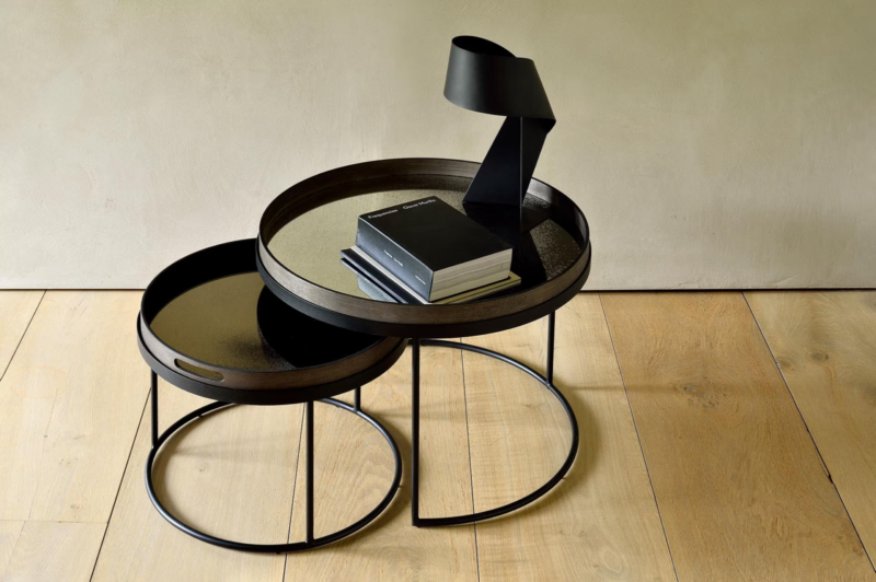 Moderne bijzettafels met boeken