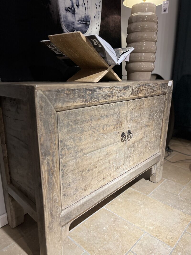 Houten kast met lamp en boek