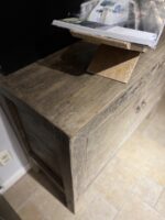 Houten meubel met tijdschrift erop