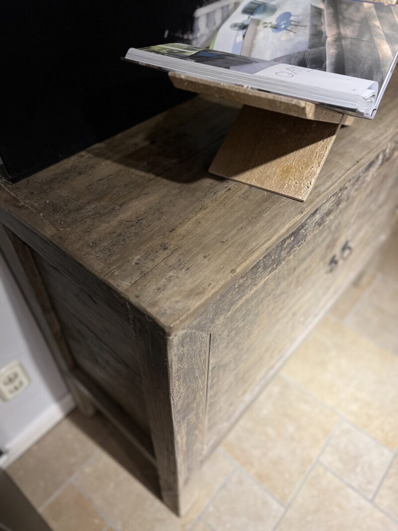 Houten meubel met tijdschrift erop