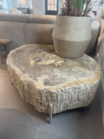 Houten salontafel met plantenpot