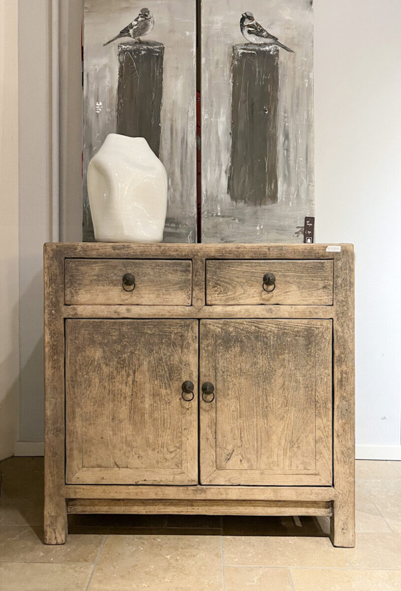 Houten kastje met kunst aan muur