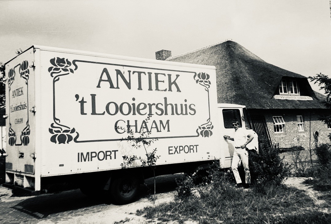 Hans met a truck at home.