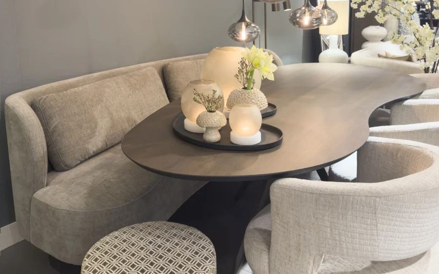 Moderne eetkamerbank met stijlvolle decoratie