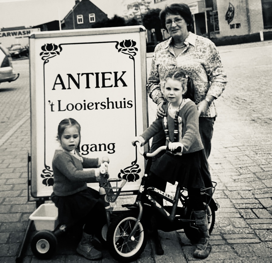 Willy met grandchildren on bicycles
