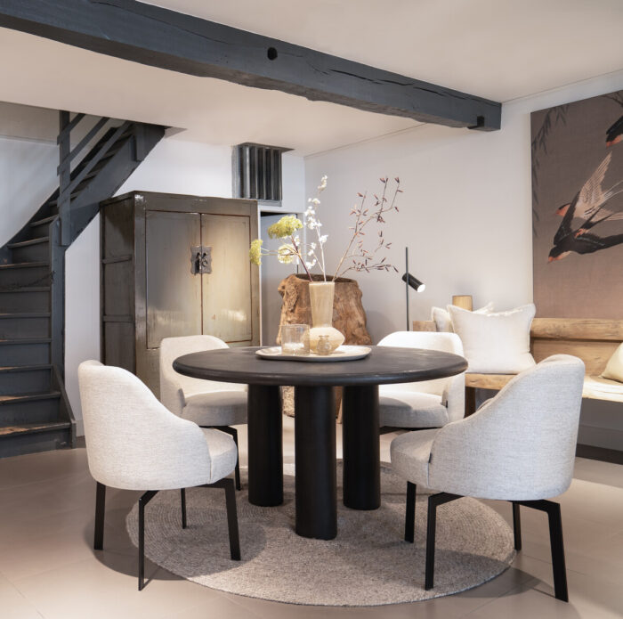 Clio dining table