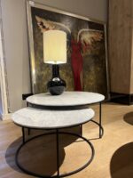 Tafels met lamp en schilderij
