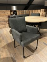 Moderne stoel met metalen poten