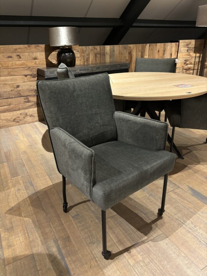 Moderne stoel met metalen poten