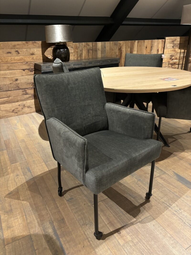 Moderne stoel met metalen poten