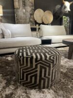 Moderne woonkamer met gestreepte poef